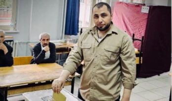 Cihatçı ‘komutan’ da sandık başında! Mutasım milisleri lideri Mutasım Abbas oy kullandı