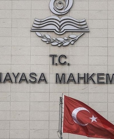 AYM-yurt-disi-yasaginin-kaldirilmayan-eski-bakana-tazminat-odenmesine-karar.jpg