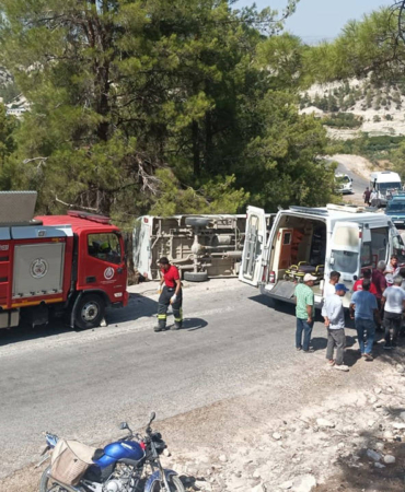 Mersinde-tarim-iscilerini-tasiyan-minibus-devrildi-7-yarali.jpg
