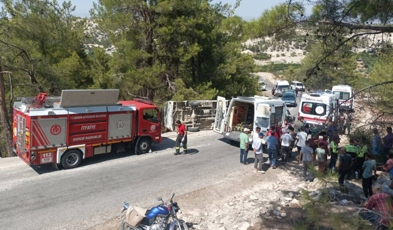 Mersinde-tarim-iscilerini-tasiyan-minibus-devrildi-7-yarali.jpg