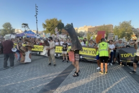 Otanazi-Yasasini-kopek-maskeleriyle-protesto-ettiler.jpg