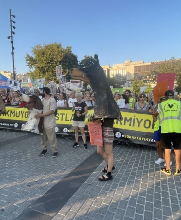 Otanazi-Yasasini-kopek-maskeleriyle-protesto-ettiler.jpg