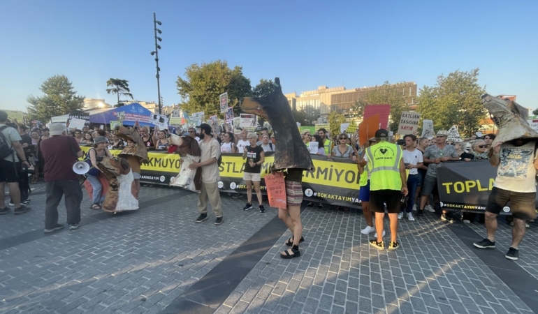 Otanazi-Yasasini-kopek-maskeleriyle-protesto-ettiler.jpg