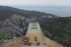 Sicak-cami-catlatti-Kazdaglari-Sahinderesi-Cam-Seyir-Terasi-ziyarete-kapatildi.jpg