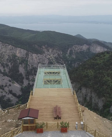 Sicak-cami-catlatti-Kazdaglari-Sahinderesi-Cam-Seyir-Terasi-ziyarete-kapatildi.jpg