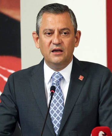 CANLI-Ozgur-Ozelden-iktidar-elestirisi-Cozum-uretmekte-eksik-kaldigi.jpg
