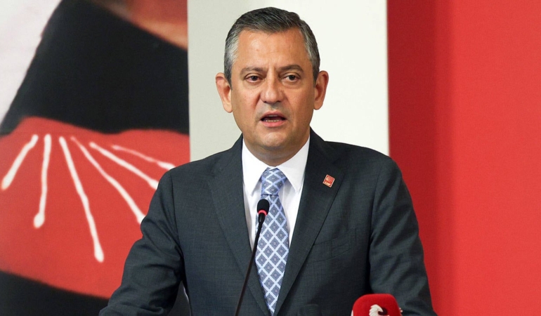 CANLI-Ozgur-Ozelden-iktidar-elestirisi-Cozum-uretmekte-eksik-kaldigi.jpg