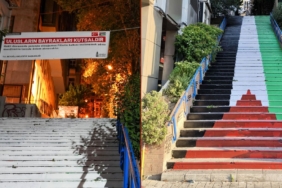Cihangir-merdivenlerindeki-Filistin-bayragi-kaldirildi-Direnen-ulusun-bayragi-yerde-degil.jpg