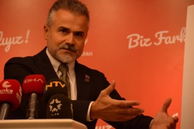 YRP-Genel-Baskan-Yardimcisi-Kilic-Baskanlar-parti-logosuyla-verilen-emanete.jpg