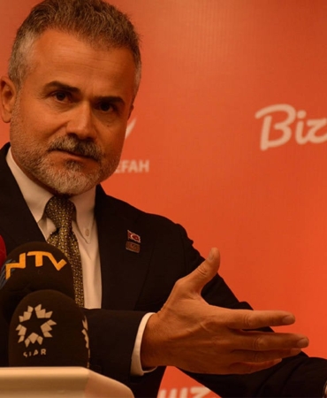 YRP-Genel-Baskan-Yardimcisi-Kilic-Baskanlar-parti-logosuyla-verilen-emanete.jpg