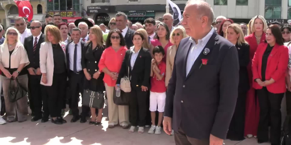 30 Ağustos Zafer Bayramı… CHP İl Başkanı Gürsel Tekin, Cumhuriyet Anıtına çelenk bıraktı
